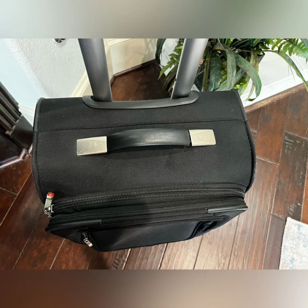 SwissGear Black Softside Carry-On Roller